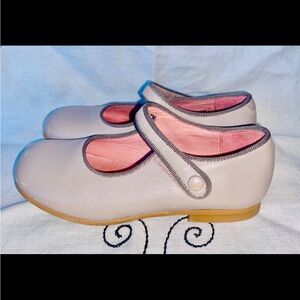 Jacadi ICONIC & timeless Mary Jane’s. Soft mauve, w/ dark mauve piping